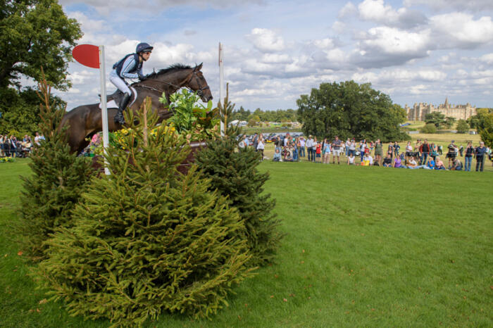 800 Alice Casburn riding TOPSPIN 224